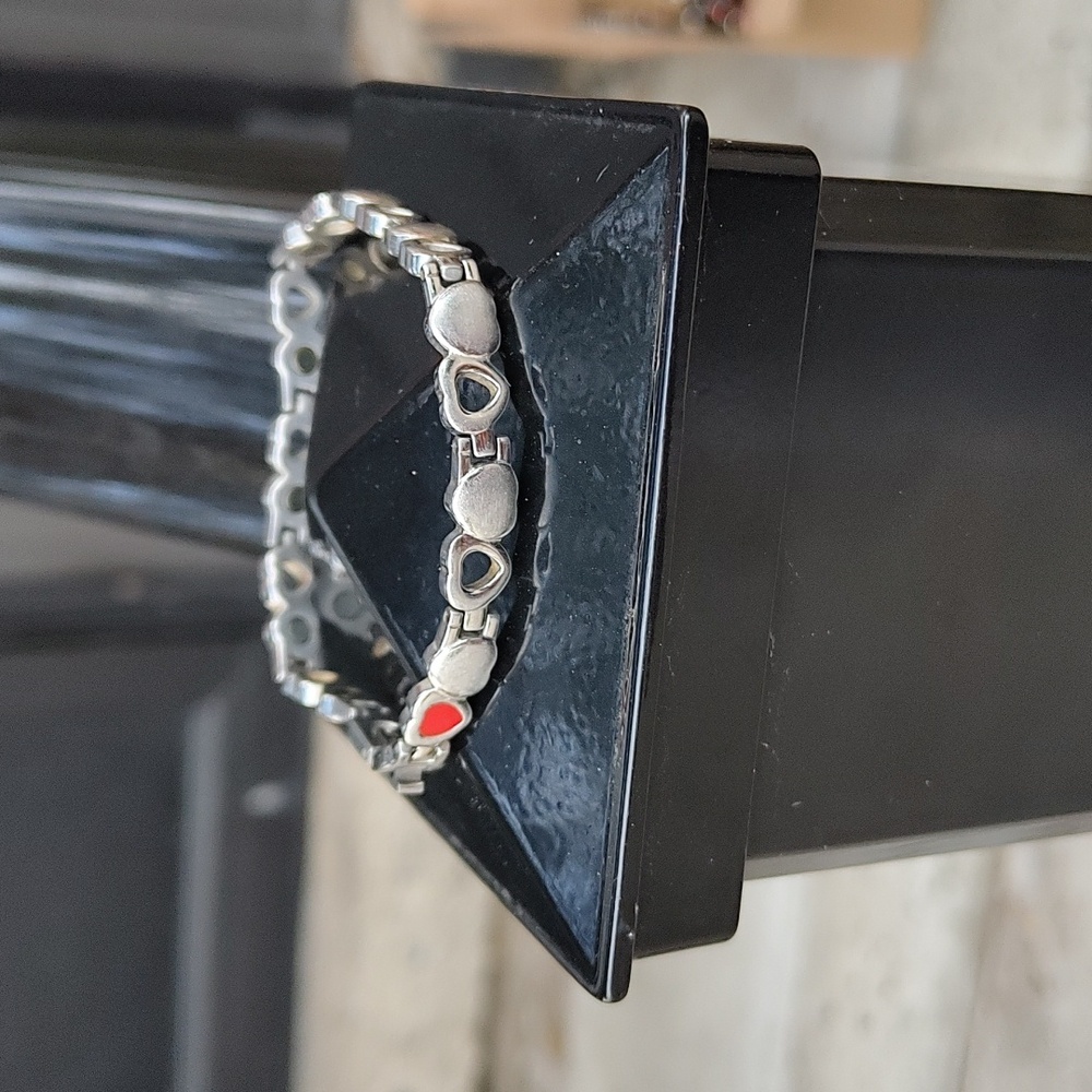 Alternating hearts with one red heart magnetic bracelet with clasp